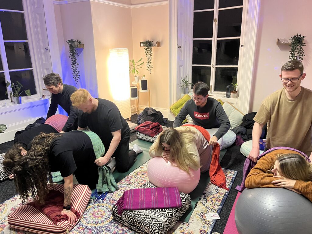 expectant couples learning to use rebozo techniques for comfort during labour